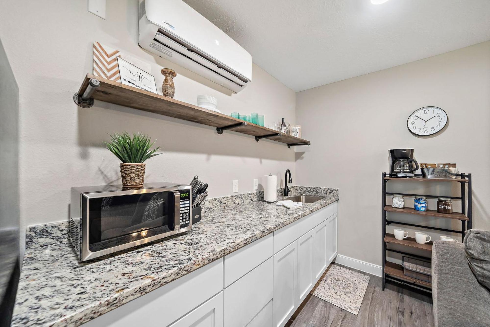 Baytown Private Studio Apartment Covered Patio Sleeps 4 By The Bay Skate Park Main Street Water Park Buitenkant foto